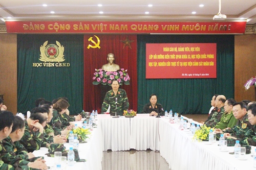 Đồng chí Thiếu tướng Bùi Văn Tâm, Phó Chính ủy Học viện Quốc phòng phát biểu tại buổi làm việc
